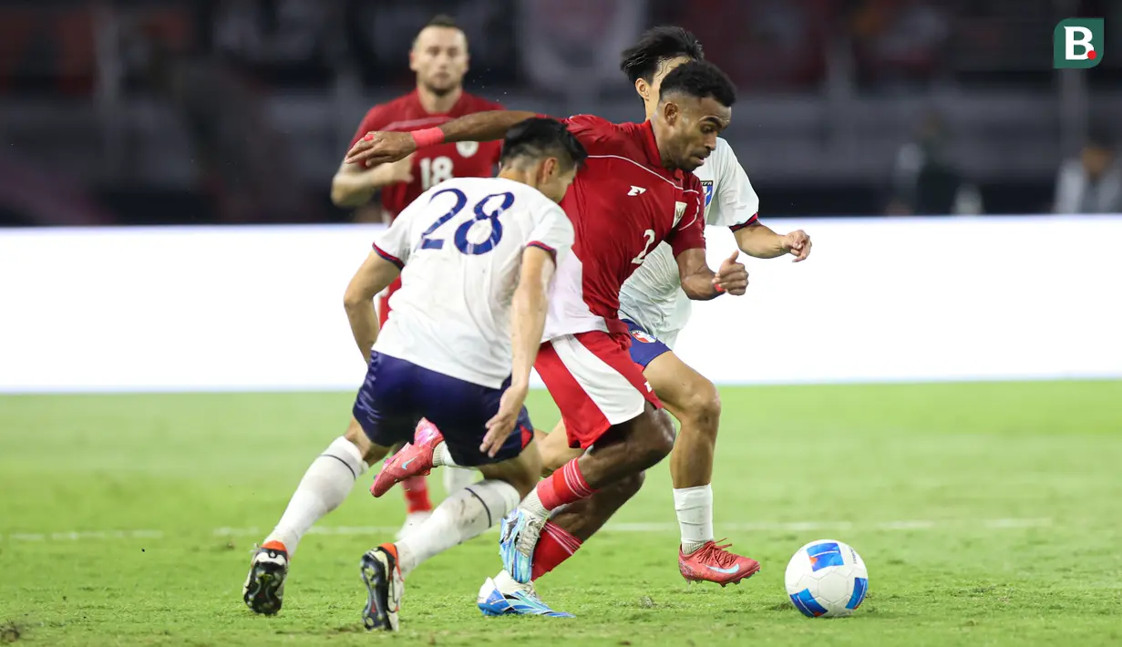 <p>Pemain Timnas Indonesia, Yakob Sayuri menggiring bola melewati pemain Chinese Taipei dalam laga FIFA Matchday di Stadion Gelora Bung Tomo (GBT), Surabaya, Jumat (05/09/2025). (Bola.com/Abdul Aziz)</p>