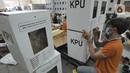 Petugas menulis nomor TPS dalam kotak suara di Gudang Logistik KPU, Depok, Senin (23/11/2020). KPU Kota Depok telah menerima sebanyak 1.262.051 surat suara yang dicetak untuk Pilkada 2020 sesuai jumlah daftar pemilih tetap (dpt) ditambah 2,5 persen cadangan. (merdeka.com/Arie Basuki)