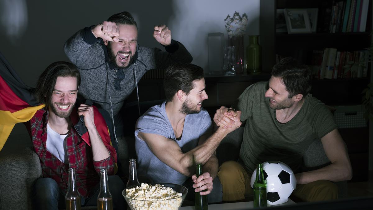 53 Persen Gen Z Stres Saat Nonton Pertandingan Sepak Bola dan Berisiko Cepat Keriput