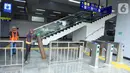 Aktivitas pekerja di Stasiun Matraman, Jakarta, Senin (13/6/2022). Sebagai persiapan pengoperasian Stasiun Matraman, telah dilakukan uji coba perjalanan KRL, uji coba sistem persinyalan, serta uji coba prasarana-prasarana operasional perjalanan kereta api lainnya. (Liputan6.com/Herman Zakharia)