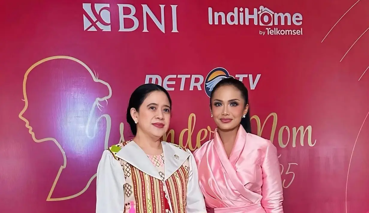 Kris Dayanti rayakan Hari Ibu bersama Puan Maharani. Kris Dayanti kenakan setelan blouse dan rok pink satin yang serasi. Sementara Puan Maharani kenakan setelan blouse dan rok midi dengan sentuhan motif etnik [@krisdayantilemos]
