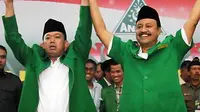 Ketum GP Ansor terpilih, Nusron Wahid (kiri) bersama pejabat lama, Saifullah Yusuf usai pemilihan dalam Kongres GP Ansor XIV di Asrama Haji, Sukolilo, Surabaya, Senin (17/1). (Antara)