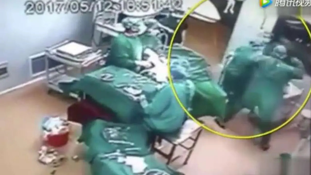 Video perkelahian petugas di ruang operasi. (Screengrab/Shanghaiist)
