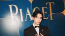 Lee Jun-ho lengkapi busana klasik necisnya dengan jam tangan Altiplano Arty Pop. Jam tangan emas putih ini bertahtakan zamrud, berlian, chrysoprase, dan malachite. Dipadu dengan Cincin Prisma Grafis dan Kancing Manset, keduanya berbahan emas putih dengan zamrud dan berlian, serta anting-anting Treasure berbahan emas putih, berlian, dan zamrud. [Piaget]