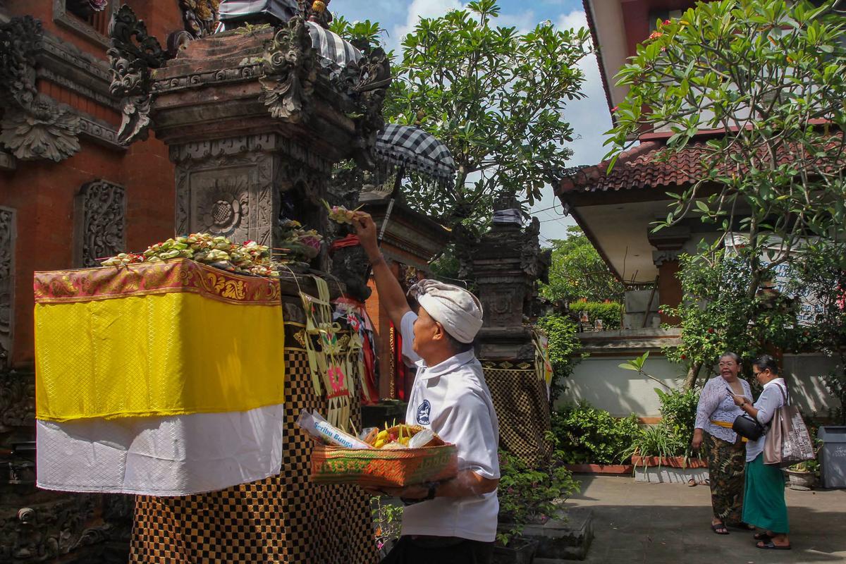 FOTO: Suasana Khusyuk Perayaan Galungan di Pura Cinere, Jakarta Selatan