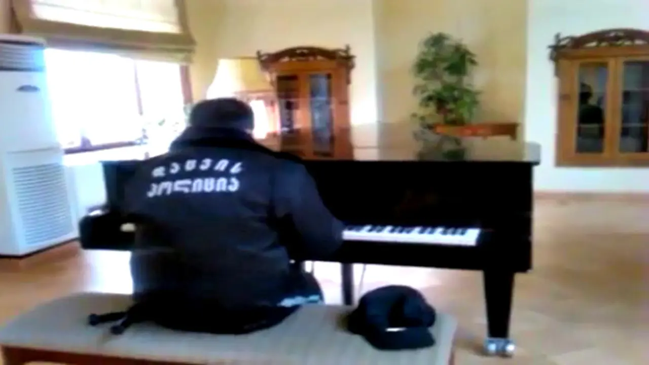 Petugas Satpam Berbakat Musik 