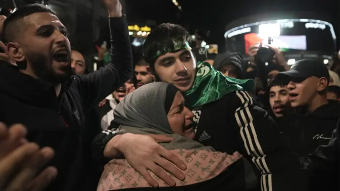 Gencatan senjata di Jalur Gaza antara Hamas dan Israel telah memasuki hari keempat pada Senin (27/11) waktu setempat. Selama tiga hari terakhir gencatan senjata berhasil dipertahankan, dengan puluhan sandera dibebaskan oleh Hamas dan lebih dari 100 tahanan Palestina dibebaskan dari penjara-penjara Israel. (AP Photo/Nasser Nasser)