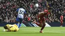 Selebrasi gelandang Liverpool, Luis Diaz (kanan) setelah mencetak gol penyeimbang 1-1 ke gawang Brighton and Hove Albion pada laga pekan ke-30 Premier League 2023/2024 di Anfield Stadium, Liverpool, Minggu (31/3/2024). (AP Photo/Rui Viera)