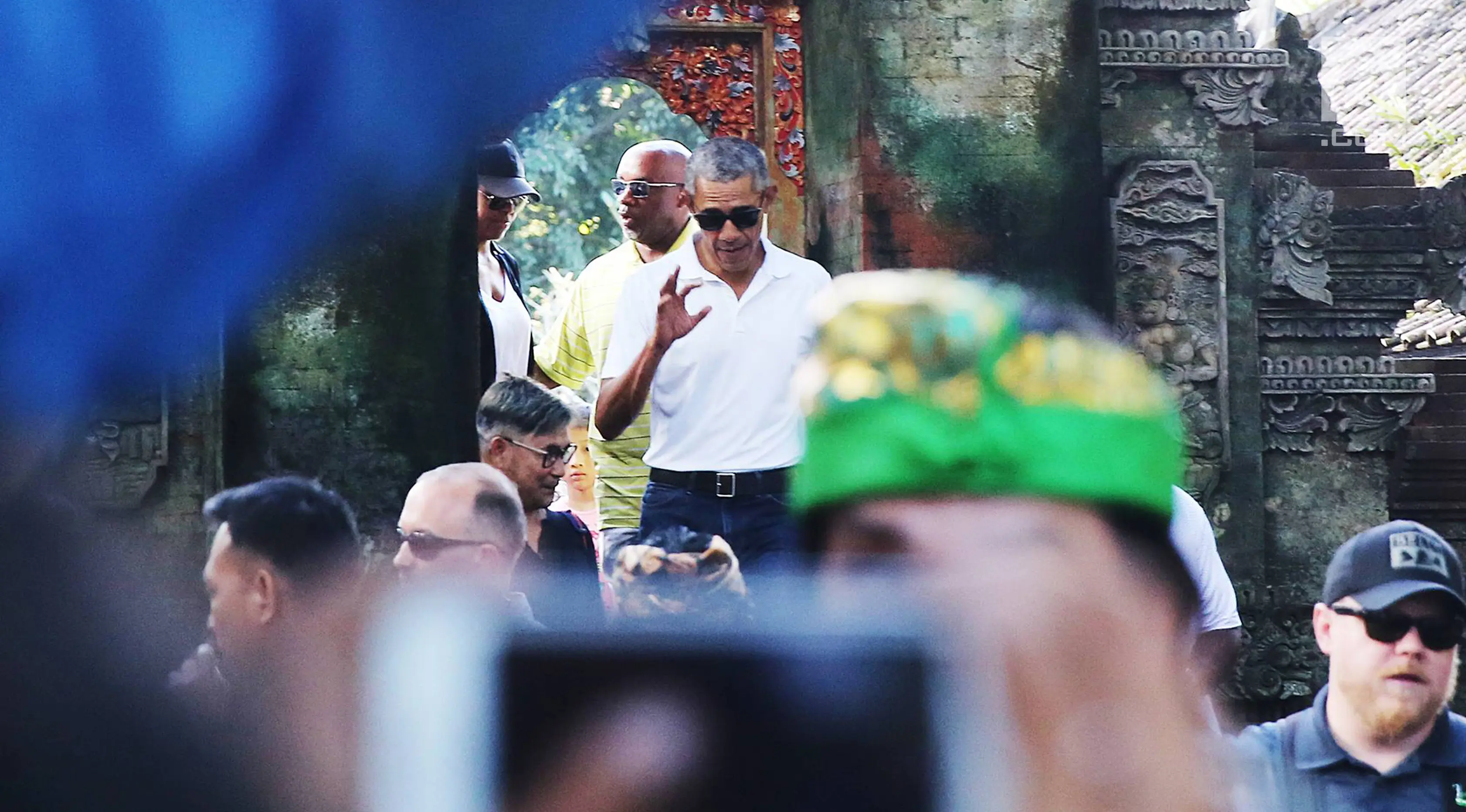 Mantan Presiden AS, Barack Obama menyapa warga saat mengunjungi Pura Tirta Empul, Tampaksiring, Gianyar, Bali, Selasa (27/6). (Liputan6.com/Immanuel Antonius)