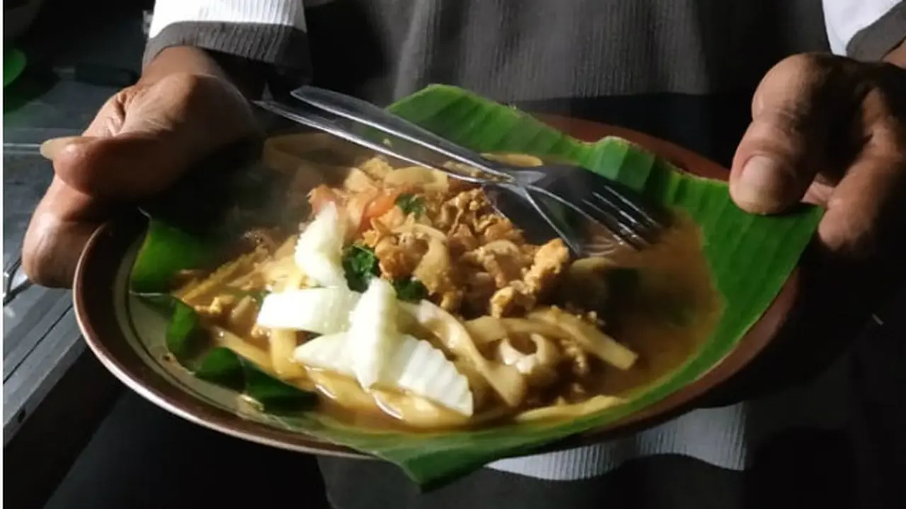 Kenikmatan Mi Goreng Kuah Jawa Beralas Daun Pisang