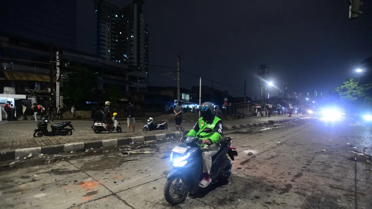 Bentrokan Massa Demo dan Polisi Pecah di Kawasan Pejompongan