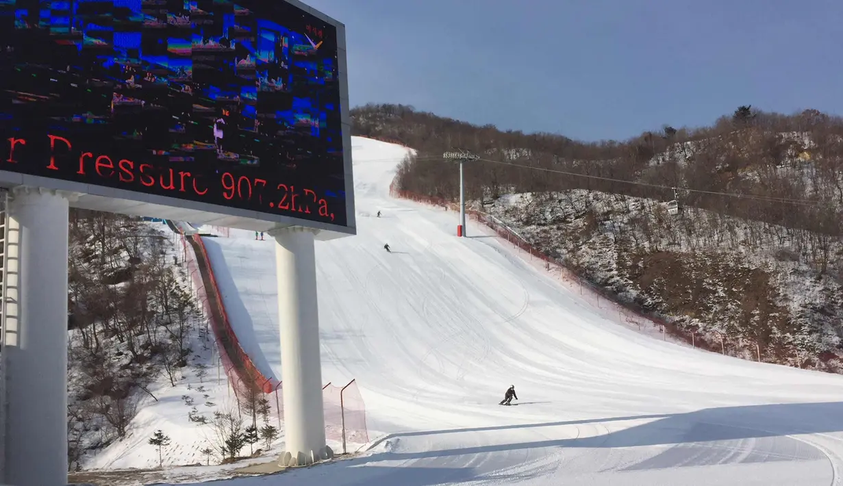 Para pemain ski menuruni lereng di resor ski Masik Pass di Korea Utara (28/1). Resor ski ini dibangun pada tahun 2013 atas perintah pemimpin Korea Utara Kim Jong Un. (AP Photo / Eric Talmadge)