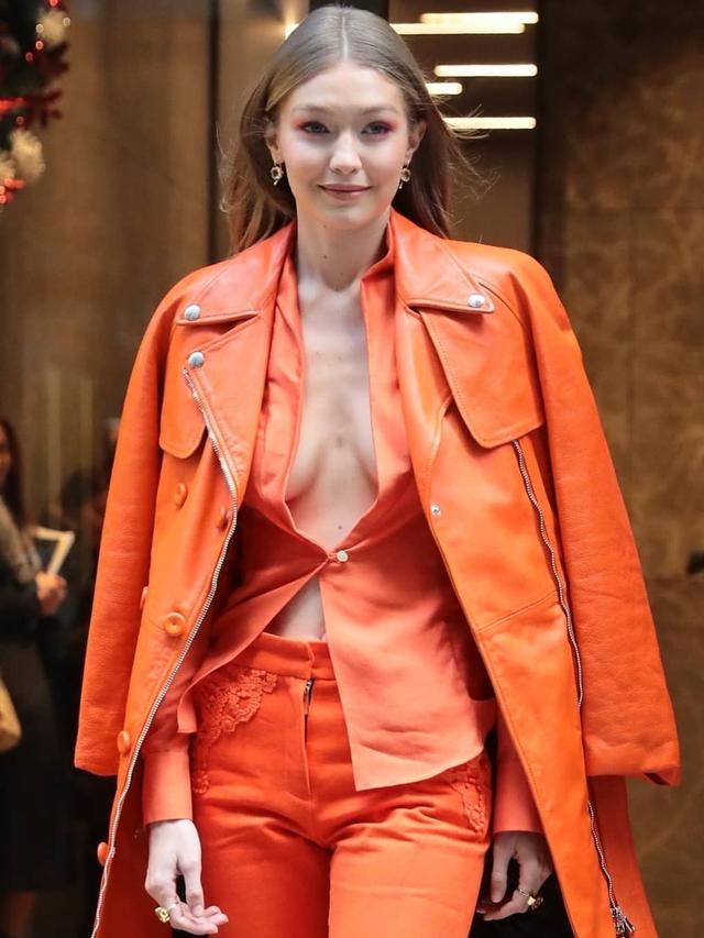 Outfit Serba Oranye Gigi Hadid yang 'Berbahaya'