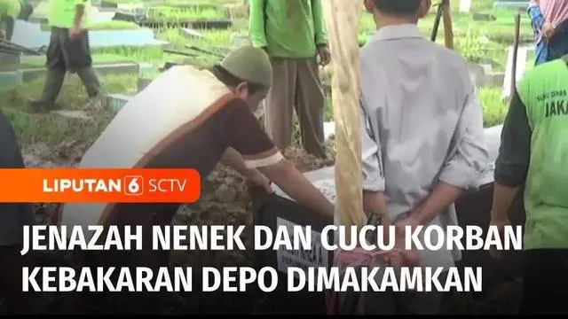Jenazah seorang nenek dan cucunya yang merupakan korban kebakaran Depo Pertamina di Plumpang, Jakarta Utara dimakamkan Rabu (08/03) kemarin. Sementara lokasi kebakaran masih dijaga petugas dan digaris polisi.