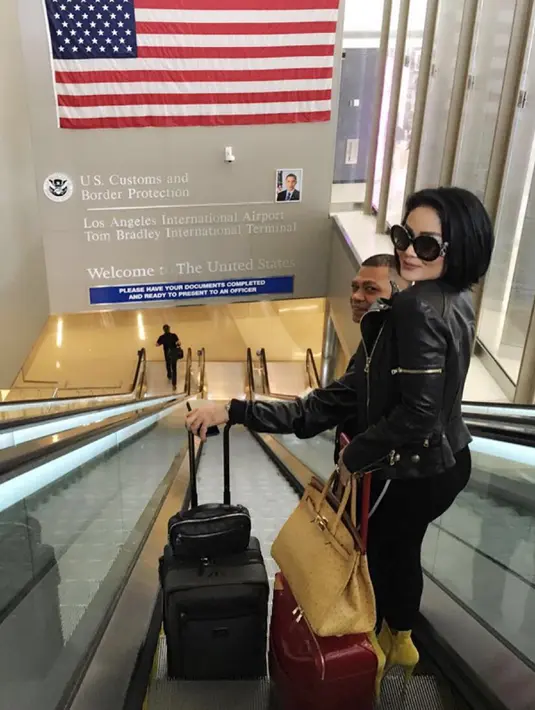 Krisdayanti dan Raul Lemos saat tiba Los Angeles International Airport, AS. Krisdayanti dan Raul Lemos mengisi liburan panjang ke kota-kota di Amerika Serikat. (instagram.com/krisdayantilemos)