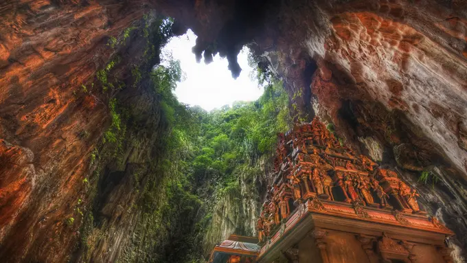 Tertegun Pesona Kuil Hindu Nan Artistik di Batu Cave, Malaysia