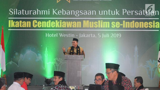 Ketua MPR Zulkifli Hasan memberikan sambutan pada acara Halalbihalal ICMI bertajuk Rekonsiliasi untuk Bangsa di Jakarta, Jumat (5/6/2019). ICMI mengajak seluruh elemen masyarakat untuk kembali bersatu dan melupakan perbedaan pilihan politik saat kontestasi Pilpres. (Liputan6.com/HO/Job)