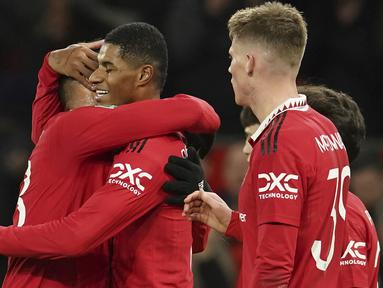 Marcus Rashford meneruskan ketajamnnya bersama Manchester United musim ini dengan mencetak dua gol ke gawang Charlton Athletic meski memulai laga sebagai pemain pengganti pada laga perempatfinal Carabao Cup 2022 di Old Trafford Stadium, Rabu (11/1/2023) dini hari WIB yang berkesudahan 3-0 untuk Setan Merah. Dengah hasil ini MU memastikan lolos ke babak semifinal. (AP Photo/Dave Thompson)