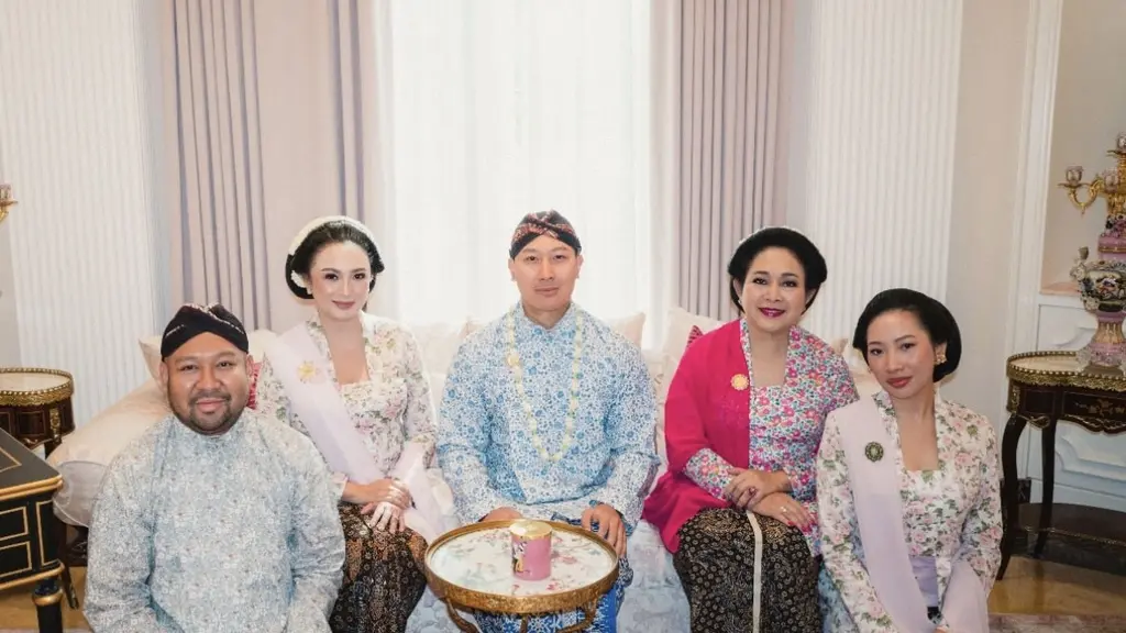 Tata Cahyani dan Putrinya saat Hadir Proses Siraman Darma Mangkuluhur. [@regowo.hediprasetyo]