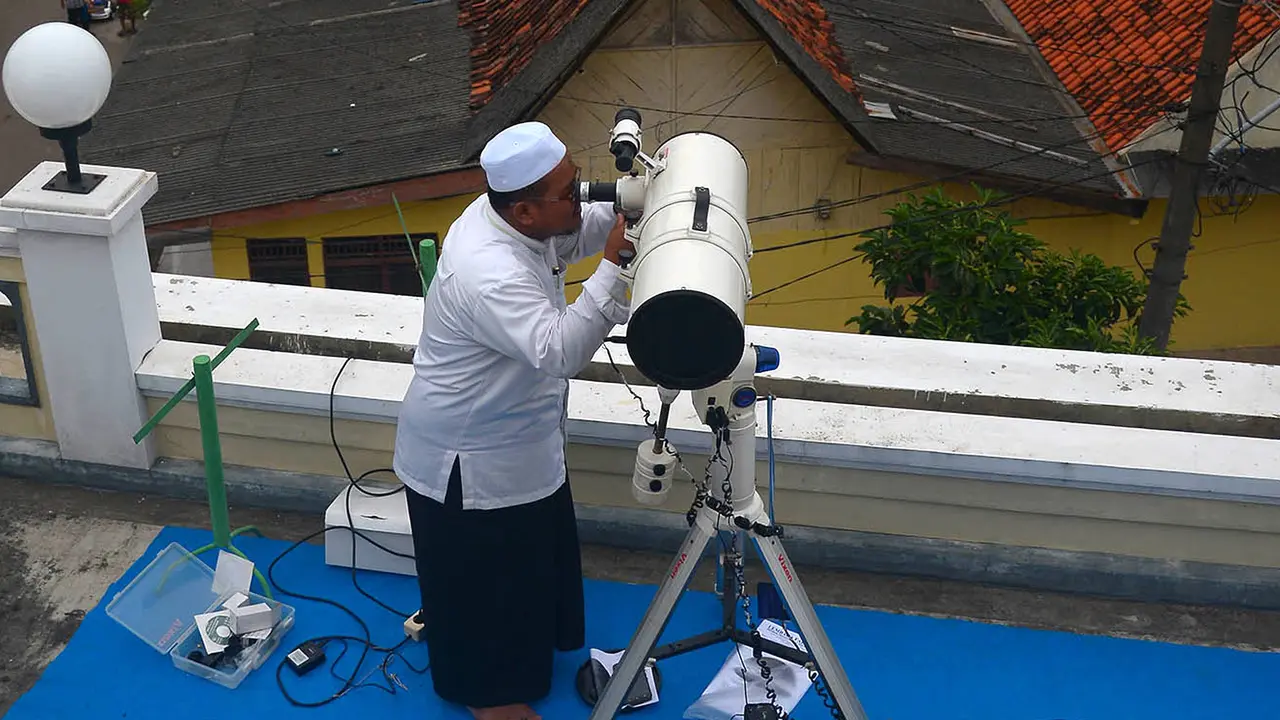 Meneropong Posisi Hilal dari Ponpes Al Hidayah Jakarta