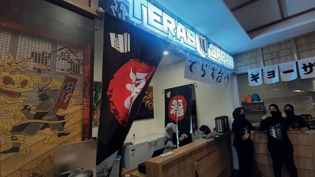 Kawasan food court yang berada di Tangcity Superblock, Kota Tangerang.