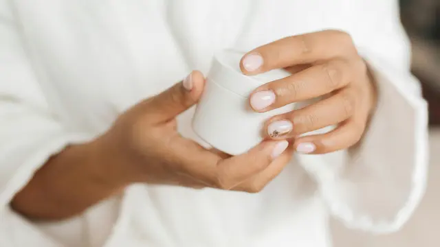 Jaga Kulit Kering Agar Tetap Glowing dengan Cleanser, Vitamin C, dan Sunscreen