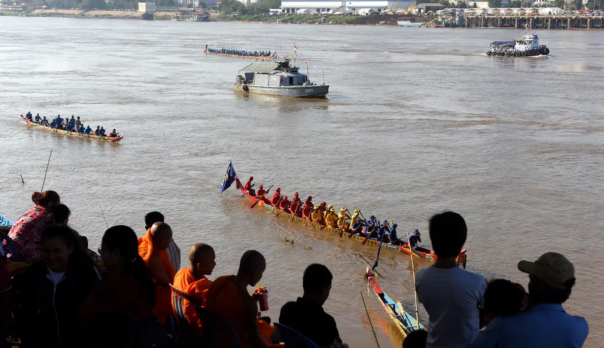Para peserta Kamboja mendayung perahu naga mereka selama gladi resik untuk Festival Air tahunan di sungai Tonle Sap di Phnom Penh (21/11). (AFP Photo/Tang Chhin Sothy)