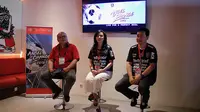 CEO Bali United, Yabes Tanuri (kiri), bersama perwakilan YCAB di Bali United Cafe, Gianyar, Minggu (18/11/2018). (Bola.com/Aditya Wany)