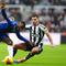 Bruno Guimaraes dan Moises Caicedo berebut bola dalam laga Liga Inggris antara Newcastle vs Chelsea di St. James Park, 20 Desember 2025. (Owen Humphreys/PA via AP)