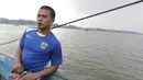 Pemain Persib, Tantan bersantai saat berada di kapal klotok yang sedang berlayar menuju Stadion Aji Imbut, Tenggarong, Kaltim, Sabtu (3/10/2015). (Bola.com./Vitalis Yogi Trisna)