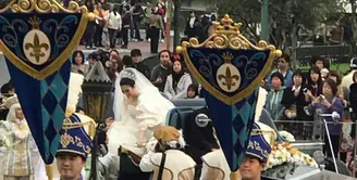 Sandra Dewi dan Harvey Moeis telah melangsungkan pemberkatan di Gereja Katedral, Jakarta, pada Selasa (8/11) lalu. Selanjutnya, mereka kembali menggelar pesta resepsi di Disneyland, Jepang, sebagai perwujudan mimpi Sandra Dewi. (Facebook/Ary Bakri)