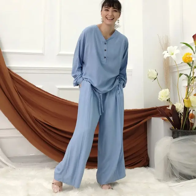 Gaya Della Puspita dengan Rambut Berponi, Makin Awet Muda di Usia 43 Tahun