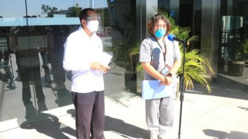 dr. Hermi Indita Malewa bersama  Dr. Marius Jelamu saat memberikan keterangan Pers, di Kantor Gubrenur NTT. (Foto Biro Administrasi Pimpinan Setda Provinsi NTT)