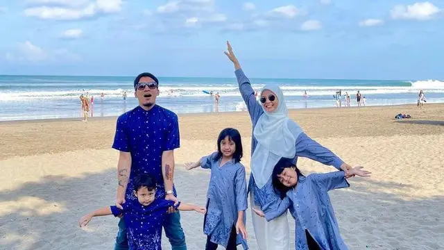 8 Potret OOTD Kompak Keluarga Desta dan Natasha Rizky saat Liburan di Bali, Bisa Jadi Inspirasi