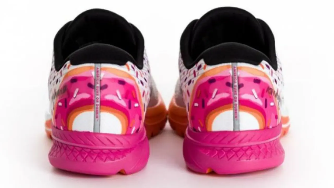 Sepatu unik bermotif mirip donat.