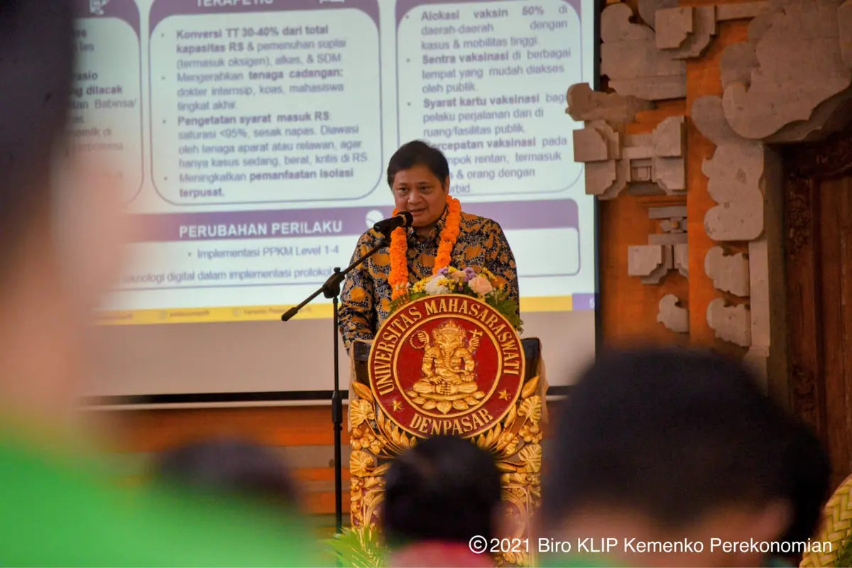 Menteri Koordinator Bidang Perekonomian Airlangga Hartarto dalam Kuliah Umum Fakultas Ekonomi dan Bisnis Universitas Mahasaraswati, Jumat (17/12/2021). (Sumber ekon.go.id)