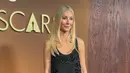 Gwyneth Paltrow tampil awet muda nan anggun dalam balutan embroidered black sleeveless dress. Dipadu dengan anting gantung panjang yang curi perhatian [@theacademy]