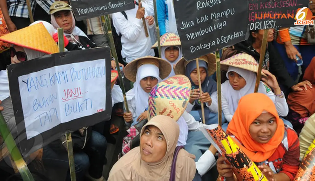 Para petani bergabung dengan Koalisi Antikorupsi Pertanahan (KAKP) yang terdiri dari KPA, WALHI, KPRI, IHCS, P3I, API, ICW, YLBHI, Kontras, Elsam, dan beberapa organisasi lainnya (Liputan6.com/Herman Zakharia)