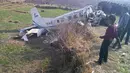 Sebuah pesawat kecil milik Kasthamandap Airlines jatuh di wilayah pegunungan bagian barat Nepal, Jumat (26/2). Pesawat yang membawa 11 orang itu jatuh ketika hendak melakukan pendaratan darurat. (REUTERS/Kamal Bahadur Shahi)