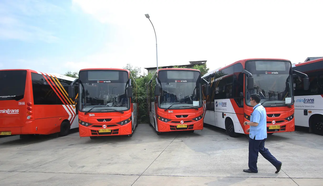 Deretan armada bus Minitrans yang terparkir di kantor TransJakarta, Cawang, Jakarta, Selasa (17/10). Minitrans ini sebagai angkutan umum pengumpan atau feeder, sedangkan Metrotrans, merupakan versi besar dari Minitrans. (Liputan6.com/Immanuel Antonius)