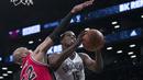 Brooklyn Nets guard Isaiah Whitehead #15 mencoba memasukan bola melewati hadangan pemain   Chicago Bulls, Taj Gibson #22 pada laga NBA basketball game, (31/10/2016) Bulls menang 118-88. (AP/Mary Altaffer)