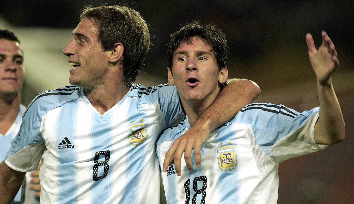 Gelar juara pertama Lionel Messi bersama Timnas Argentina adalah Piala Dunia U-20. Ia berhasil membuktikan kualitasnya dengan mencetak enam gol pada turnamen yang berlangsung di Belanda pada tahun 2005 tersebut. Pada partai final melawan Nigeria, Argentina menang 2-1. Gol kemenangan Argentina dicetak La Pulga pada menit 40' dan 75' lewat titik putih. Atas penampilan gemilanya, ia dianugerahi penghargaan Golden Ball. (AFP/Luis Acosta)