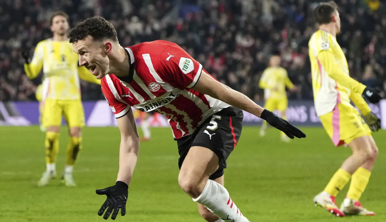 Pemain PSV, Ivan Perisic merayakan golnya ke gawang Juventus dalam laga leg 2 babak play off Liga Champions 2024/2025 di Philips Stadion, Eindhoven, Belanda, Rabu (19/02/2025) waktu setempat. (AP Photo/Peter Dejong)