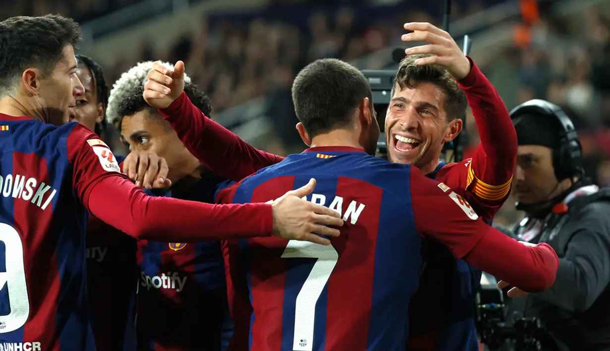 Pemain senior Sergi Roberto menjadi penentu kemenangan Barcelona di menit ke-83. Manfaatkan umpan terobosan Lewandowski, dia mengubah skor menjadi 3-2. Skor ini tak berubah sampai pertandingan berakhir. (AP Photo/Joan Monfort)