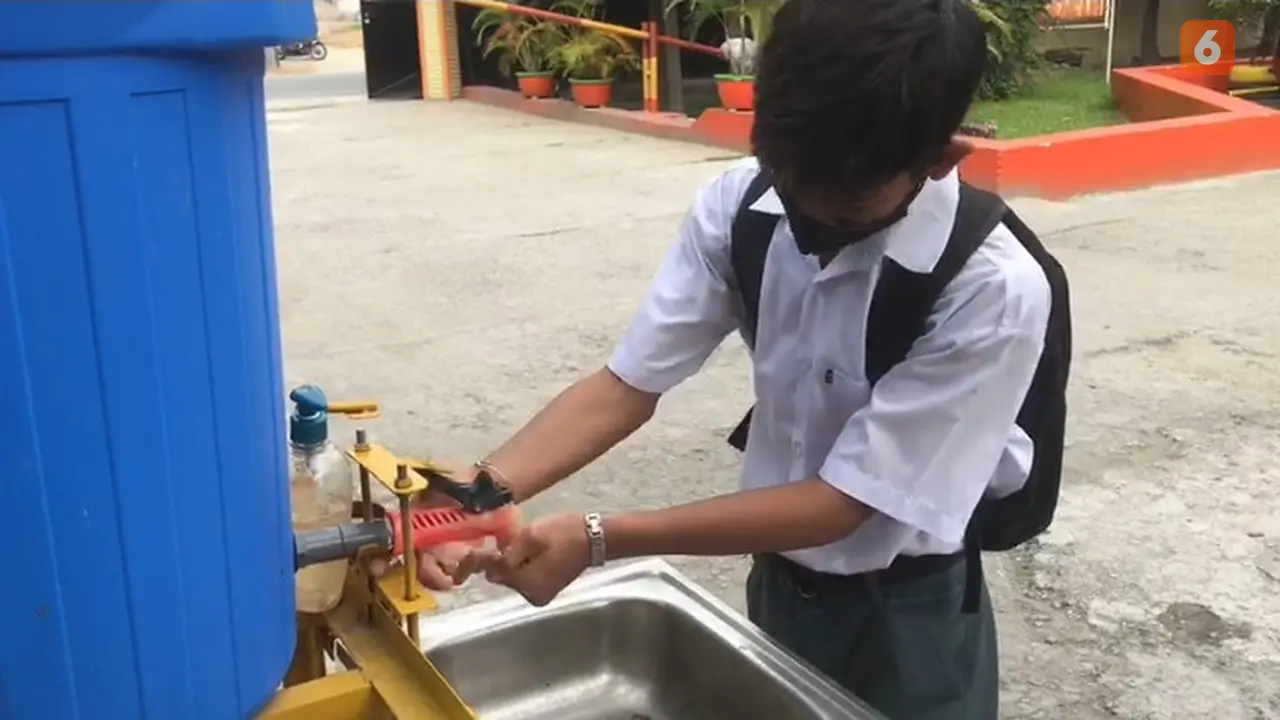 Peserta didik salah satu SMA di Kota Palu mencuci tangan
