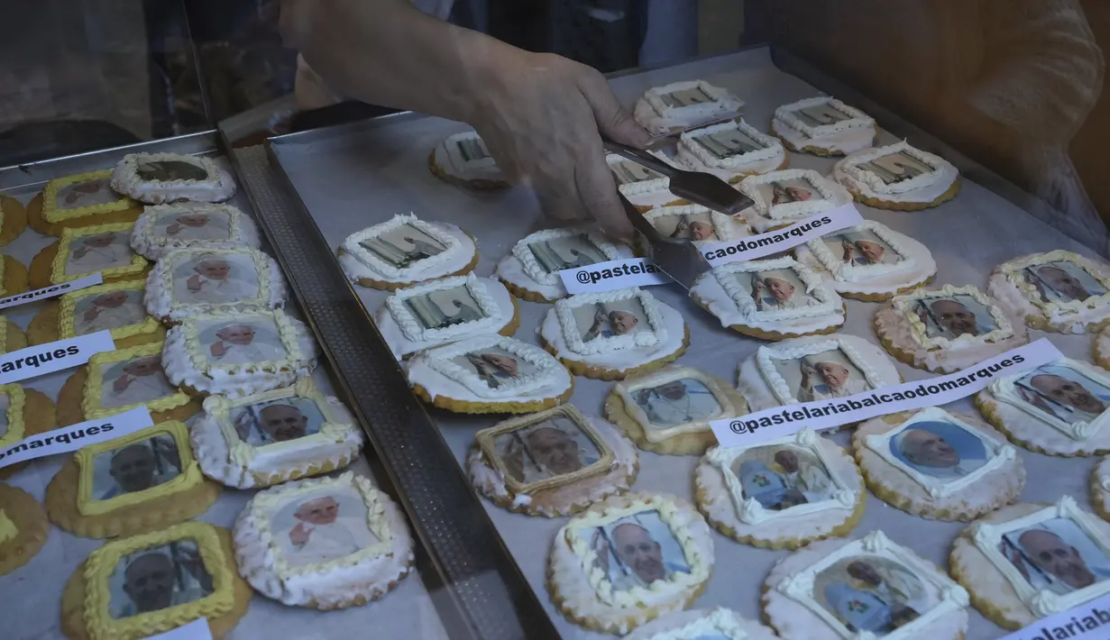 Seorang pramusaji mengambil kue dengan potret Paus Fransiskus di sebuah kafe dekat "Taman Eduardo VII" tempat Paus Fransiskus menghadiri pertemuan dengan kaum muda peserta Hari Pemuda Sedunia ke-37, di Lisbon, Kamis, 3 Agustus 2023. (AP Photo/Ana Brigida)