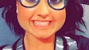 Demi Lovato menggunakan kawat gigi dan kacamata! Kamu masih bisa mengenali? (snapchat/demilovato)