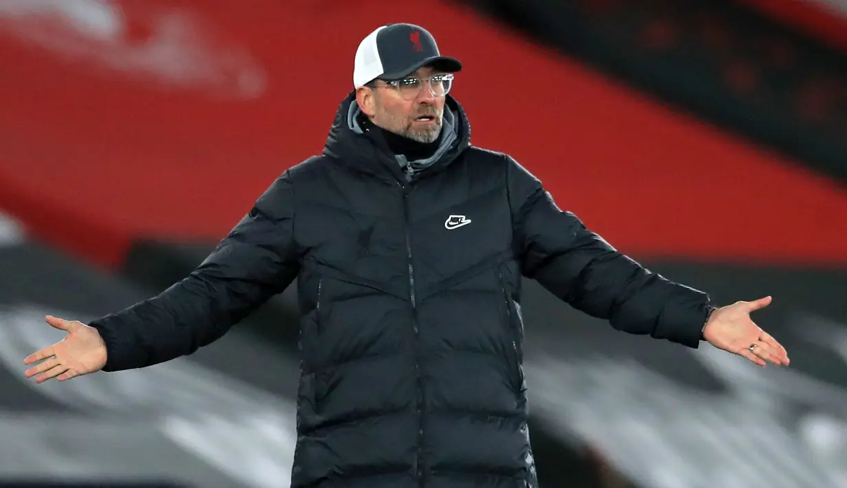 Pelatih Liverpool, Jurgen Klopp, memberikan arahan kepada pemainnya saat menghadapi Southampton pada laga lanjutan Liga Inggris, Selasa (5/1/2021). Liverpool takluk 0-1 menghadapi Southampton. (AFP/Adam Davy/pool)