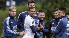 Lionel Messi (tengah) dan rekan-rekannya bercanda saat melakukan sesi latihan jelang laga kualifikasi Piala Dunia 2018 di Ezeiza, Buenos Aires, (3/10/2017).  Argentina akan melawan Peru pada 6 oktober 2017. (AP /Victor R. Caivano)