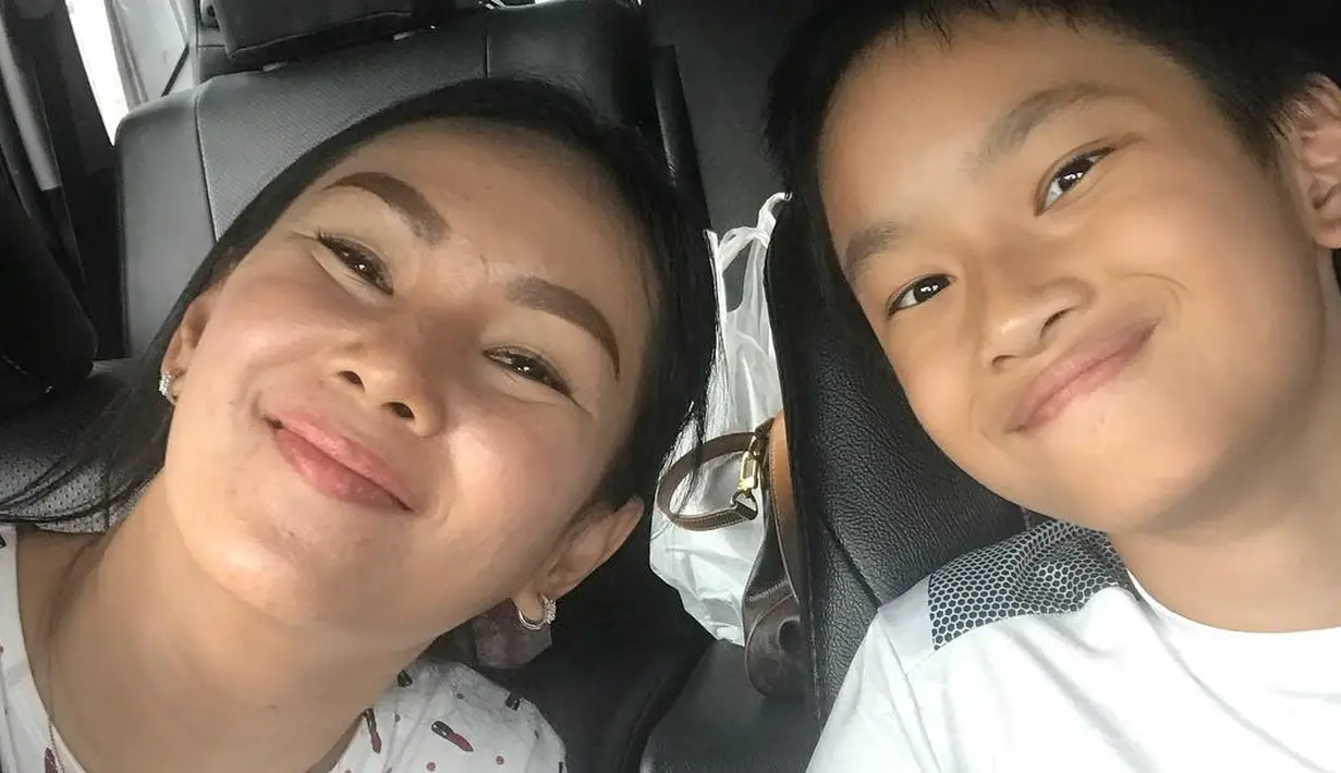 “Kaka Azka berbisik ditelinga mama, “I Love You Mom, you’re a great mom”  Disaat mama merasa mama adalah seorang ibu yg penuh kekurangan utk kalian anak2 mama. Kamu adalah jembatan mama menuju surga,” lanjut Kalina. (Instagram/kalinaocktaranny)
